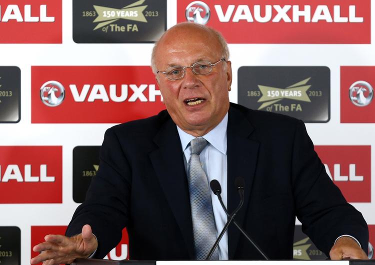 KRITIK. Det engelske fodboldforbunds formand Greg Dyke tilslutter sig nu koret af fodboldledere, der kræver Fifa-præsident Sepp Blatters afgang. 