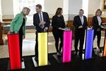 debat. Partilederne skød i aftes valgkampen i gang med de første to tv-debatter. Her Helle Thorning-Schmidt (S), Kristian Thulesen Dahl (DF), Pia Olsen-Dyhr (SF), Lars Løkke Rasmussen (V) og Johanne Schmidt-Nielsen (Enh.) 