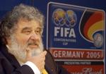 PRESSET. Chuck Blazer har efter pres erkendt omfattende korrution, og han forsyner også de amerikanske myndigheder med informationer om, hvad der er foregået i Fifa-regi. 