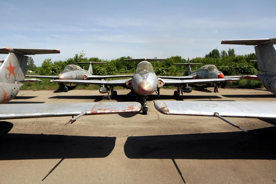 Favorit. Langt de fleste fly i 'Aerodrom Sjiroke' er af typen Aero L-29 Delfin. 