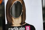 Radikales Samira Nawa Amini giver vælgerne mulighed for at kigge gennem sin plakat. 