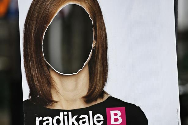 Radikales Samira Nawa Amini giver vælgerne mulighed for at kigge gennem sin plakat. 