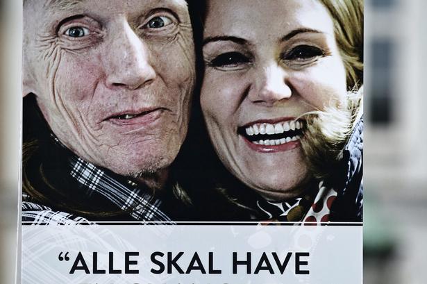 Statsminister Helle Thorning-Schmidt hænger i flere varianter - en er selvfølgelig en selfie. 