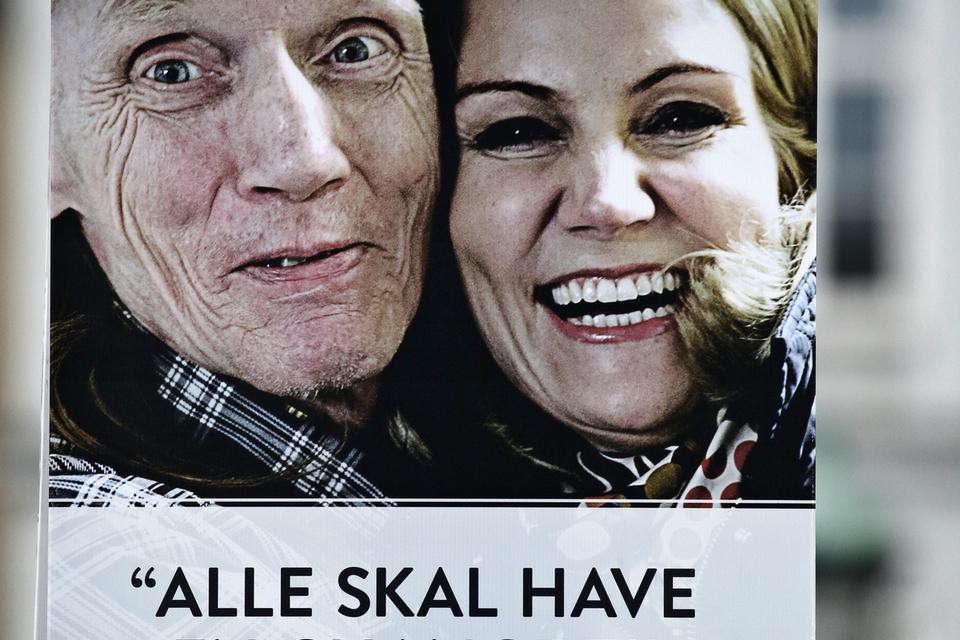 Statsminister Helle Thorning-Schmidt hænger i flere varianter - en er selvfølgelig en selfie. 