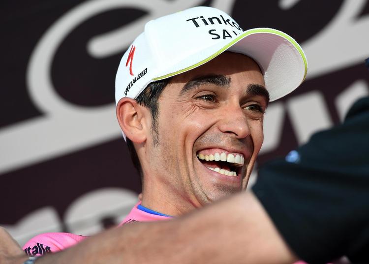 TILFREDS. Alberto Contador og hans holds planer er foreløbig gået godt i Giroen, hvor han er storfaborit til at tage den endelige sejr søndag. 