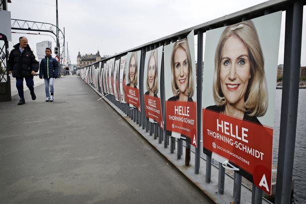 Statsminister Helle Thorning-Schmidt hænger på Langebro.... 