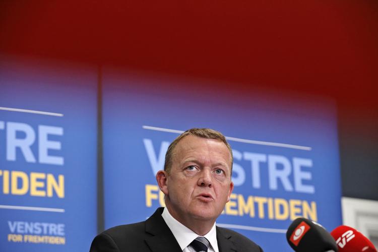 MODVIND. Venstres formand Lars Løkke Rasmusssen er på valgets første dag allerede blevet beskyldt for at fortæller historier, der ikke holder. 