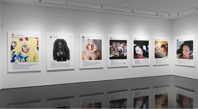 Kopikunst. 65-årige Richard Prince har arbejdet med kunstnerisk bearbejdning af fotos siden 1975, og i 2014 udstillede han 38 Instagram-portrætter i det fornemme Larry Gargosian-galleri på Madison Avenue. Nu gør han det igen - og denne gang med stor profit. Alle værker pånær et er solgt for en stykpris på 90.000 dollar. 