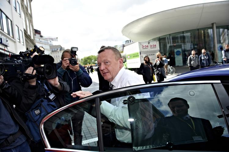 valgkamp. Venstres formand Lars Løkke Rasmussen er havnet  i en mindre storm om, hvorvidt det er korrekt, at der findes medarbejdere, der siger deres arbejde op, fordi det ikke kan betale sig at arbejde, sådan som overførselsindkomsterne er skruet sammen, 