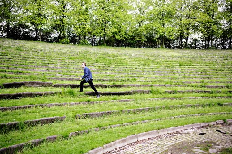 Game over? Grundlæggeren af festivalen 'En sommerdag på Bellahøj', Jesper Ravn, stødte tilfældigt ind i Bellahøj Amfiteater, en dag han var ud at gå i sit nye kvarter. 