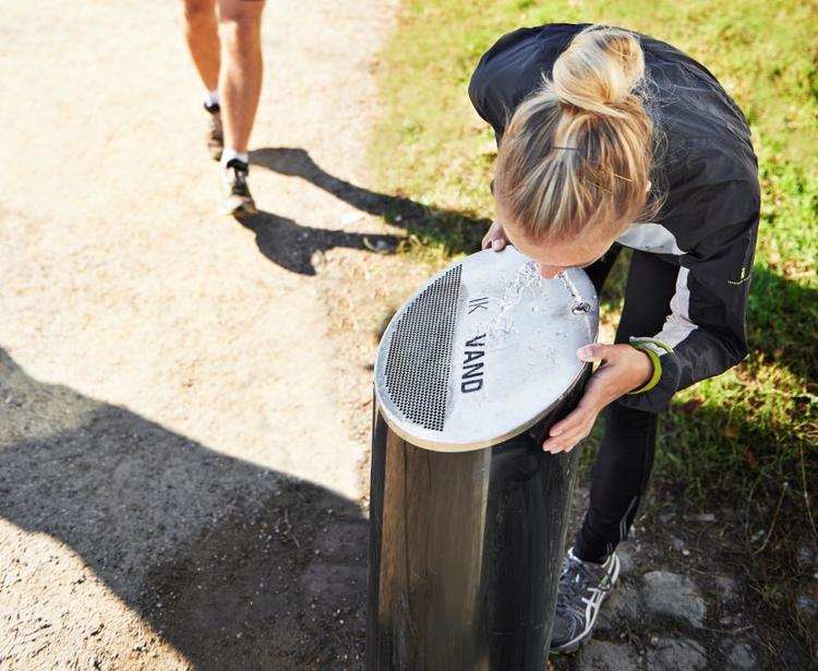 Læskende. Det er træls at løbe med en vandflaske, og vandposterne er en god hjælp for løbere og andre motionister i sommervarmen. 