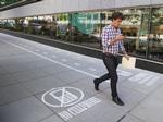 Opmærksomhed. Som et eksperiment blev en gade i Washington sidste år delt op i to: En linje for dem, der gik og kiggede på mobilen imens, og en for dem uden. 
