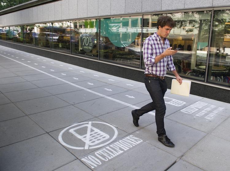Opmærksomhed. Som et eksperiment blev en gade i Washington sidste år delt op i to: En linje for dem, der gik og kiggede på mobilen imens, og en for dem uden. 