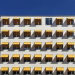 Ener. @ninahorne har taget dette  billede af et vindue, der går mod strømmen. 