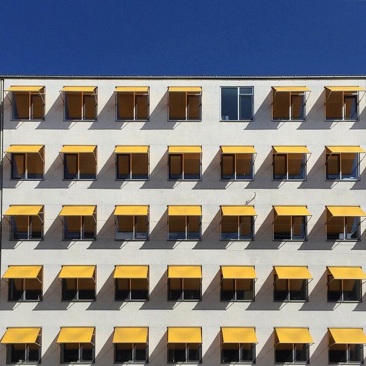 Ener. @ninahorne har taget dette  billede af et vindue, der går mod strømmen. 