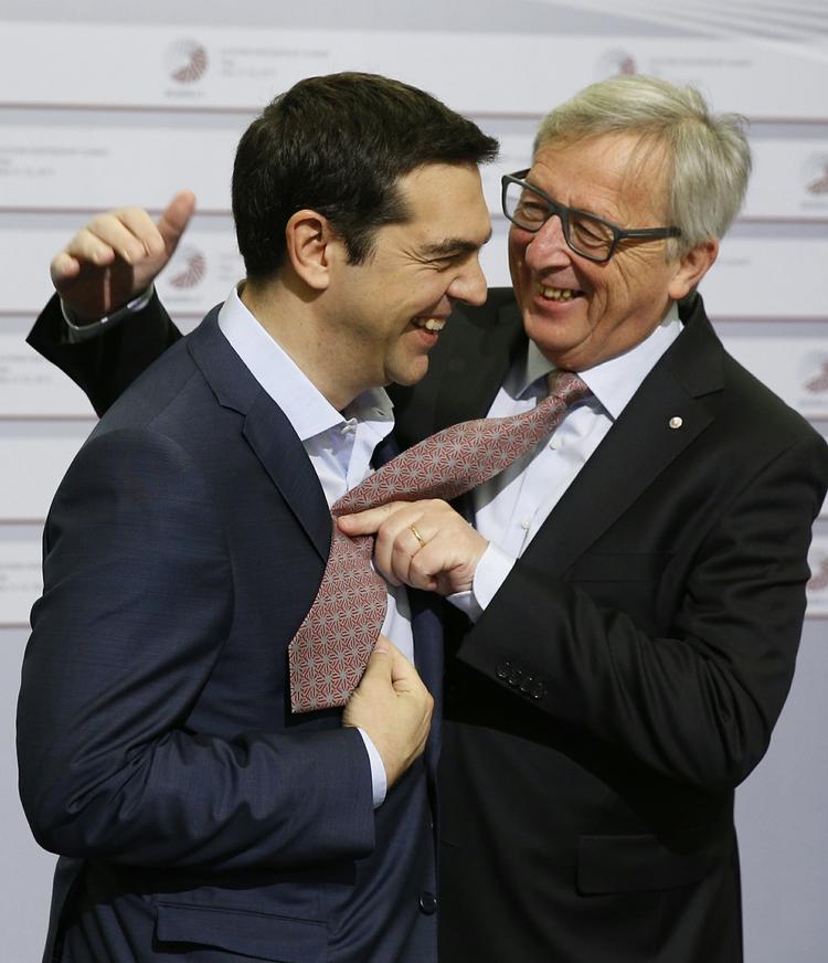 Slipseshow. Grækenlands hårdt pressede regeringsleder, Alexis Tsipras, var bare en af mange, der kom under uventet kærlig behandling af kommissionsformand Jean-Claude Juncker ved sidste uges topmøde i Riga. 
