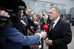Svar.  Lars Løkke Rasmussen (V) måtte besvare spørgsmål angående Panorama-historien, da han tidligere i dag besøgte L'Oreal i Greve. 