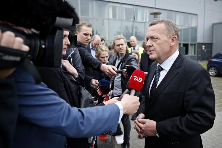 Svar.  Lars Løkke Rasmussen (V) måtte besvare spørgsmål angående Panorama-historien, da han tidligere i dag besøgte L'Oreal i Greve. 