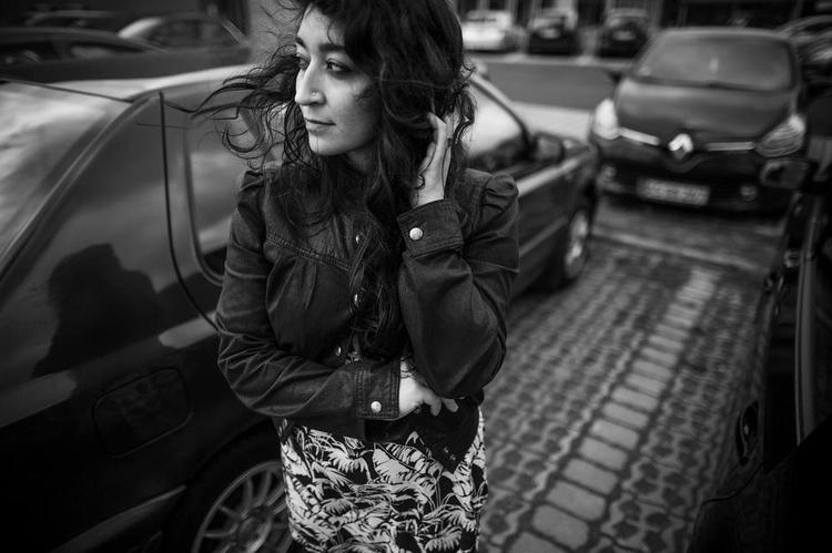 Hurtig. Mens Justitsministeriet smølede med Spoghmay Slemankhels ansøgning på statsborgerskab, kørte hun 73 km/t., i en 50 km/t.-zone. Så nu må hun formentlig vente tre år. 