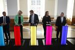 Magt. Færre partier end tidligere går fuldtonet efter en plads i regering efter valget. 