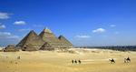 Hyp. Turister tager sig en kameltur ved pyramiderne uden for den egyptiske hovedstad Kairo. Landet har stærkt brug for flere turister til at styrke den hårdt ramte turismesektor. 