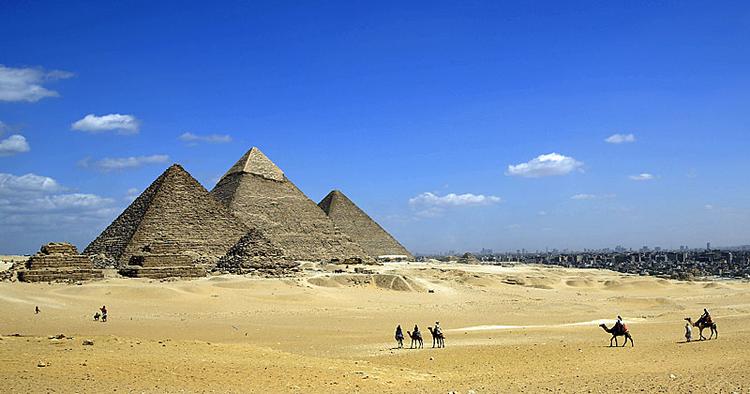 Hyp. Turister tager sig en kameltur ved pyramiderne uden for den egyptiske hovedstad Kairo. Landet har stærkt brug for flere turister til at styrke den hårdt ramte turismesektor. 