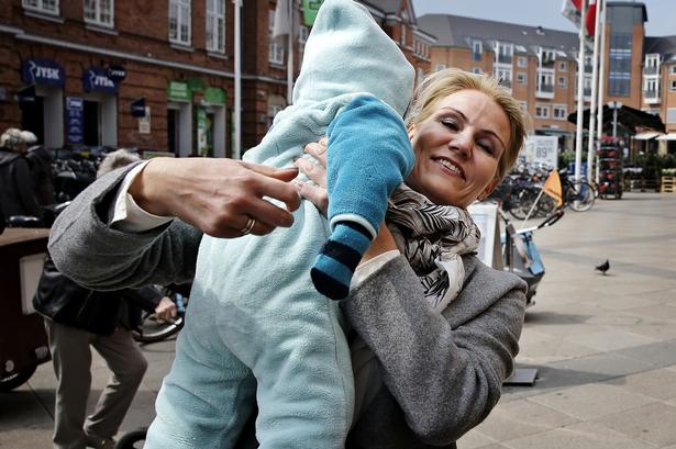 Helle Thorning-Schmidt uddelte roser på Gunnar Ny Hansens Plads på Østerbro og mødte også lille Villads. 