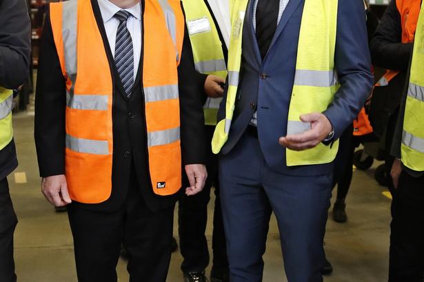 Lars Løkke Rasmussen tog sikkerhedssko og -vest på og besøgte L´Oreal i Greve. Sitemanager Henning Lykke tog imod og viste rundt. 