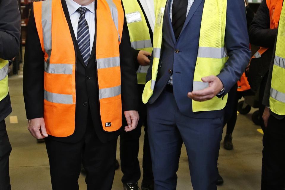 Lars Løkke Rasmussen tog sikkerhedssko og -vest på og besøgte L´Oreal i Greve. Sitemanager Henning Lykke tog imod og viste rundt. 