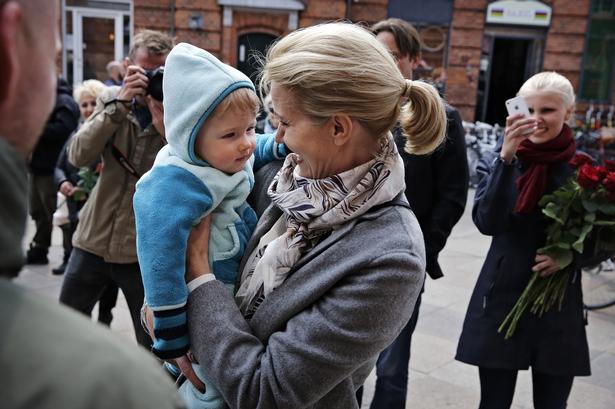 Statsminister Helle Thorning-Schmidt uddelte roser på Gunnar Ny Hansens Plads på Østerbro og fik hilst på lille Villads. 