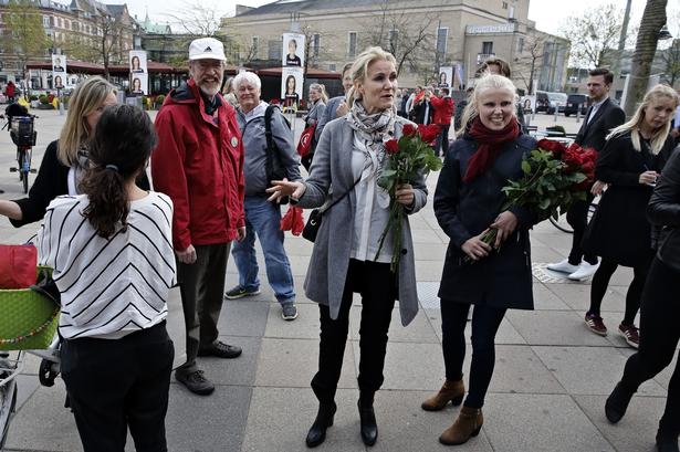 Statsminister Helle Thorning-Schmidt uddelte roser på Gunnar Ny Hansens Plads på Østerbro. 