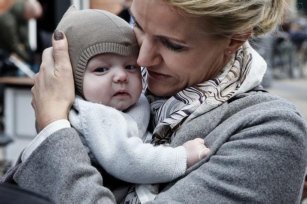Statsminister Helle Thorning-Schmidt fik sig en snak med en kommende vælger. 