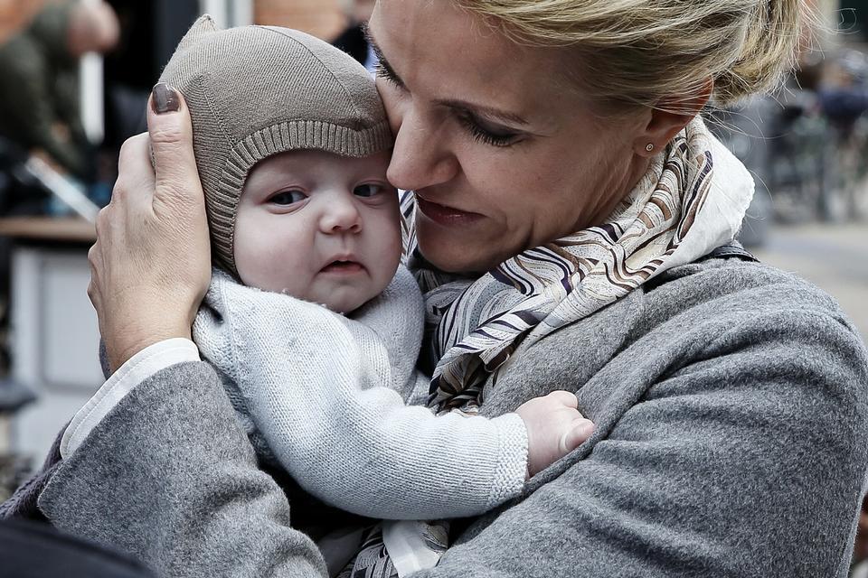 Statsminister Helle Thorning-Schmidt fik sig en snak med en kommende vælger. 