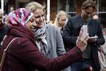 Statsminister Helle Thorning-Schmidt uddelte roser på Gunnar Ny Hansens Plads på Østerbro, og så var det tid til en selfie. 