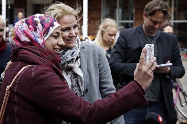 Statsminister Helle Thorning-Schmidt uddelte roser på Gunnar Ny Hansens Plads på Østerbro, og så var det tid til en selfie. 