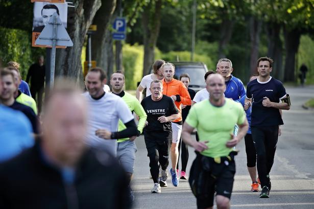 Venstres formand Lars Løkke Rasmussen løb sig en aften tur med bl.a. Karen Ellemann og Sofie Løhde ved Venstres hovedkvarter i Holte. 