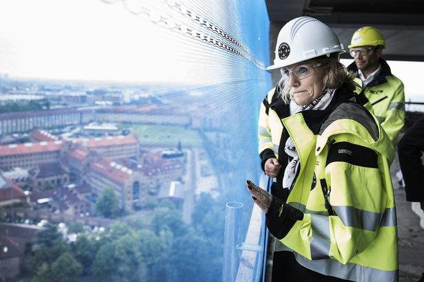 Helle Thorning-Schmidt var også i både sikkerhedsbriller og jakke under sit besøg på byggeriet på Carlsberg i København. 