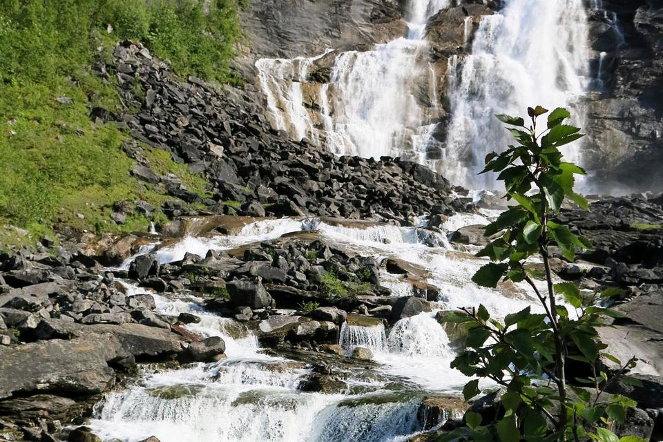 UDFLUGT 2. Valnesfossen, der har 60 meters frit – meget flot – fald, er det er højeste vandfald i Bodø Kommune. 