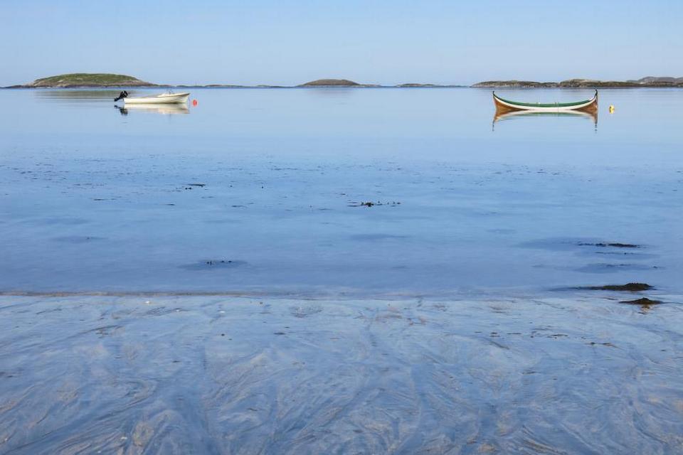 UDFLUGT 3. Kjerringøy, 40 minutters køretur og 10 minutters færge nord for Bodø, er netop kåret af rejseguiden Lonely Planet som en af Europas 25 bedste hemmeligheder. 