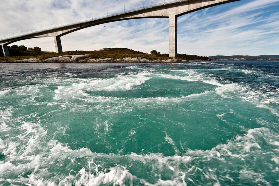 TEGNESERIEAGTIGT. Strømhvirvlerne ved Saltstraumen Bro minder om dem, som Disney-figurer bliver suget ned i. 