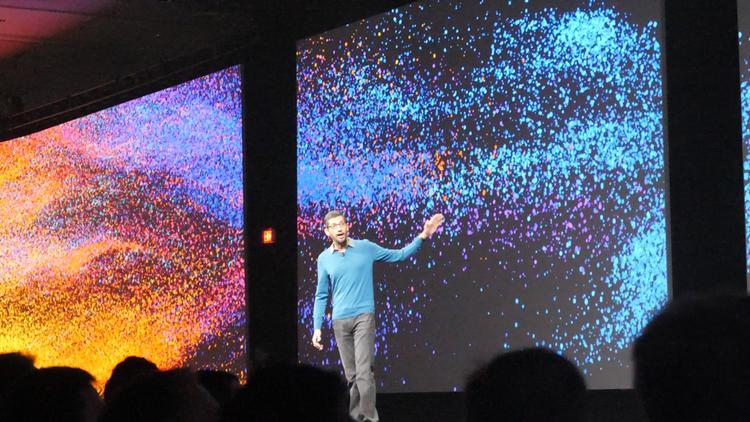 INNOVATION. Googles Sundar Pichai åbnede udviklerkonferencen Google I/O med en hel masse nyheder. Her illustrerer han, hvor mange Android-brugere, der er i verden - en prik for hver. (Foto: Morten Bay) 