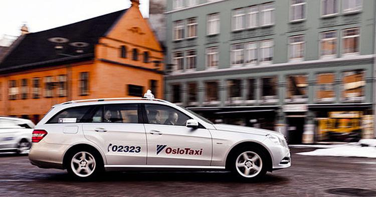 Svingende. En taxitur fra Gardermoen-lufthavnen til Oslos centrum kan koste lige fra 500 til 1.500 norske kroner. 