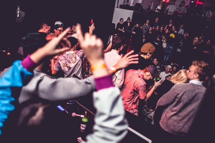Babel. Der er techno-fest på Babel, der ligger i Malmö. 
