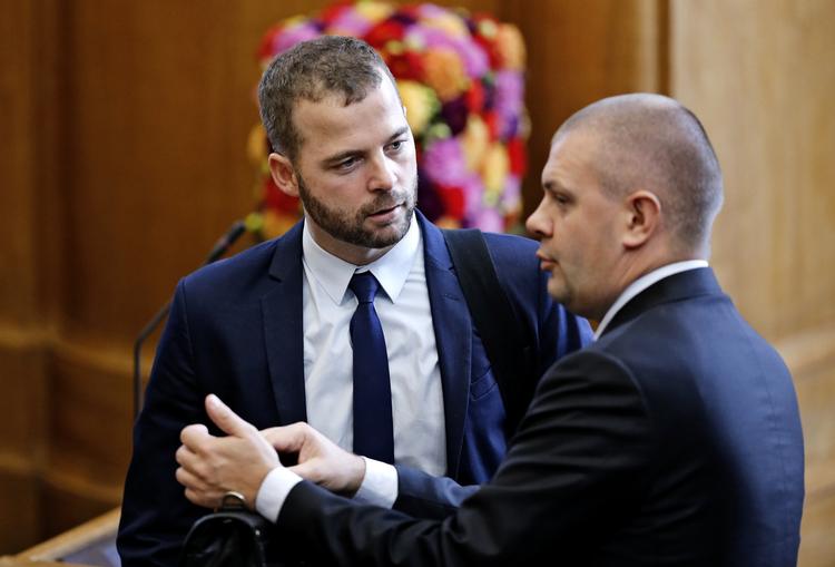 Uenige. Det spænder ikke ben for regeringssamarbejdet, at de radikales Morten Østergaard nu lægger op til at stramme dagpengesystemet. Det siger den socialdemokratiske finansminister, Bjarne Corydon, der ellers ikke er enig med Østergaard. 