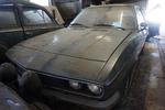 LIEBHAVERI. Opel Manta fra 1972 kan tiltrække interesse. Den er grøn, men det er svært at se på grund af støvet. 