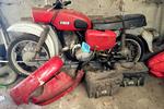 ØSTTYSK. DDR-design i rendyrket form. På denne MZ går tank og forlygte i ét. 