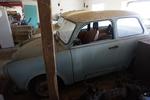 INDEKLEMT. Her er der lige akkurat plads til en Trabant, en klassiker fra DDR-tiden. 