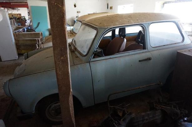 INDEKLEMT. Her er der lige akkurat plads til en Trabant, en klassiker fra DDR-tiden. 