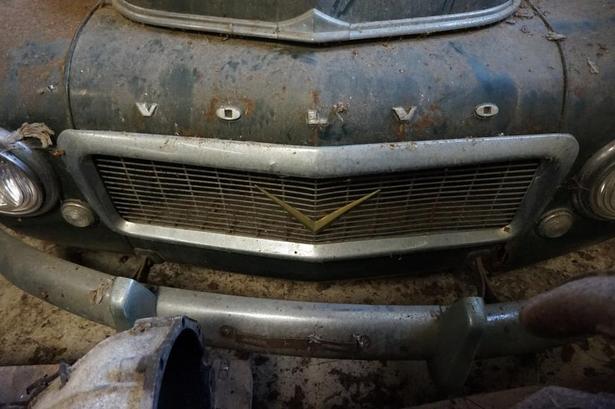 SVENSK. Denne Volvo PV 444 fra 1957 ligner noget, der kan reddes. Efter en del arbejde. 