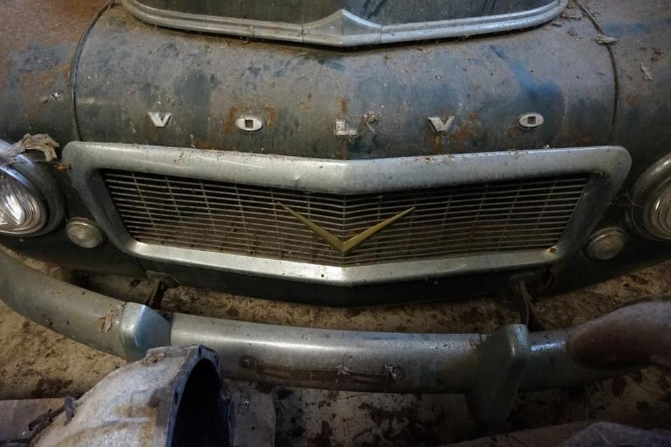 SVENSK. Denne Volvo PV 444 fra 1957 ligner noget, der kan reddes. Efter en del arbejde. 